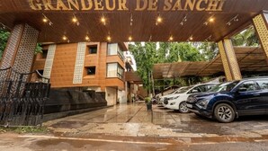 Entrada de hotel con un letrero que dice "GRANDEUR DE SANCHI".