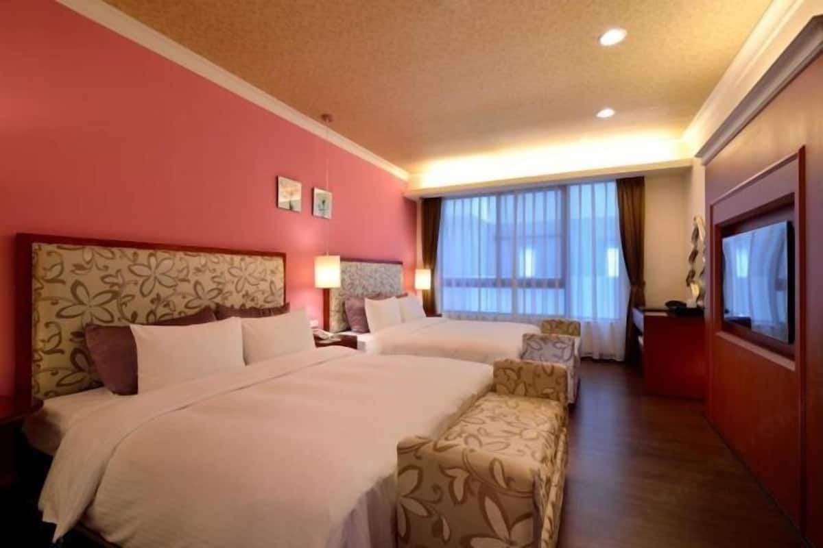 Premium bedding, in-room safe, desk, soundproofing