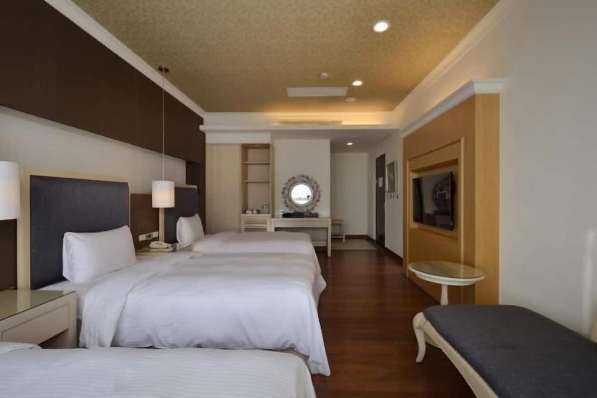 Roupas de cama premium, cofres nos quartos, escrivaninha