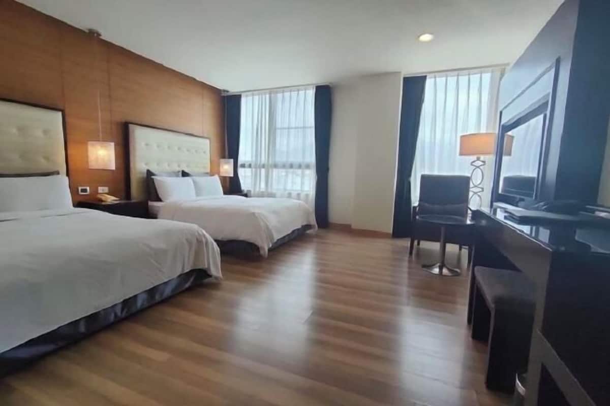 Roupas de cama premium, cofres nos quartos, escrivaninha