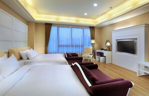 Deluxe Quadruple Room | Premium bedding, in-room safe, desk, soundproofing - Hotel Modern Puli (Puli)