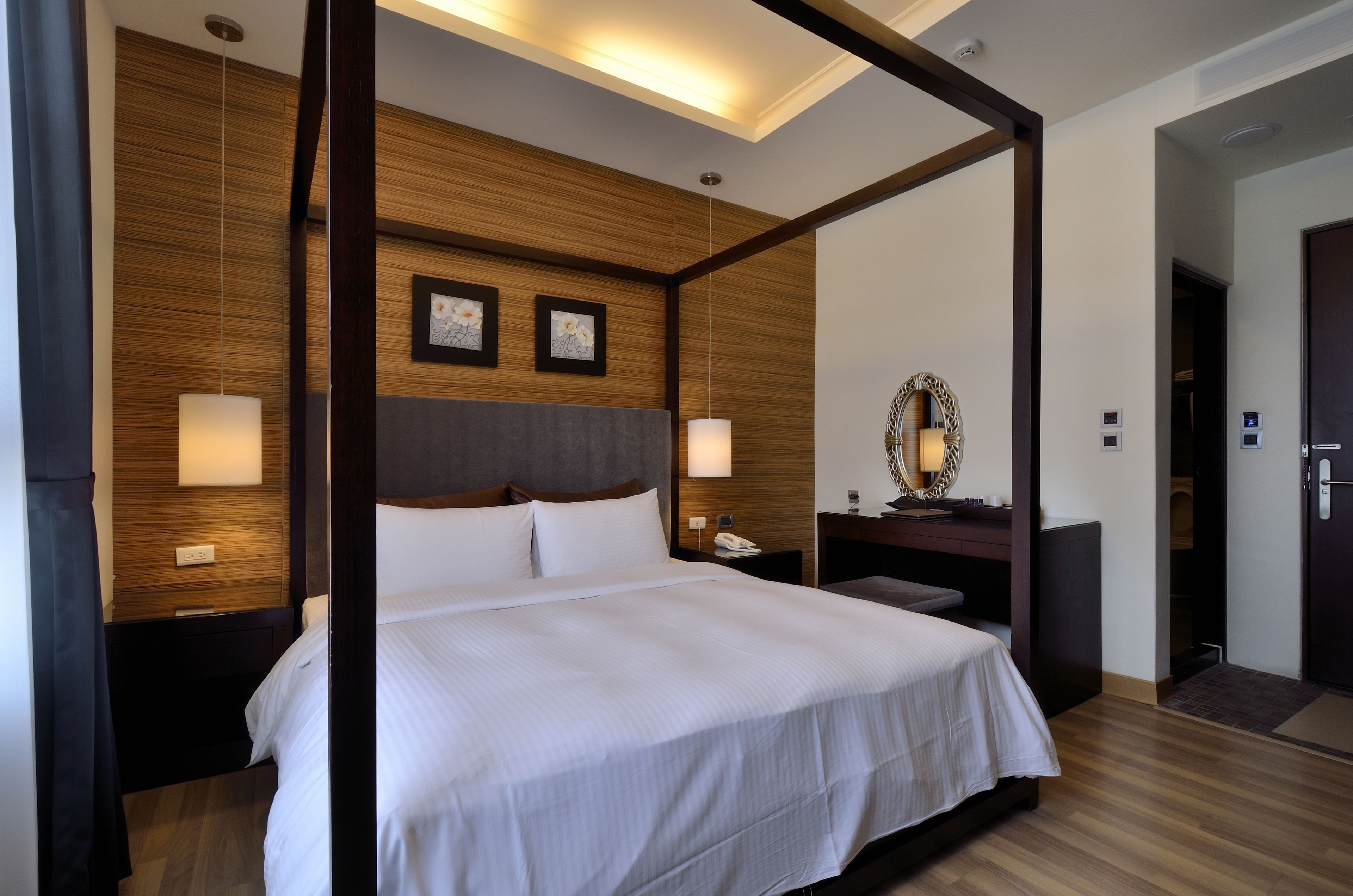 Ropa de cama de alta calidad y caja de seguridad en la habitación 