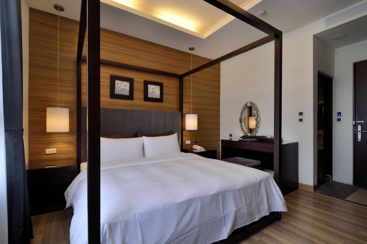 Premium bedding, in-room safe, desk, soundproofing