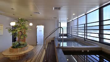 Sauna, steam room