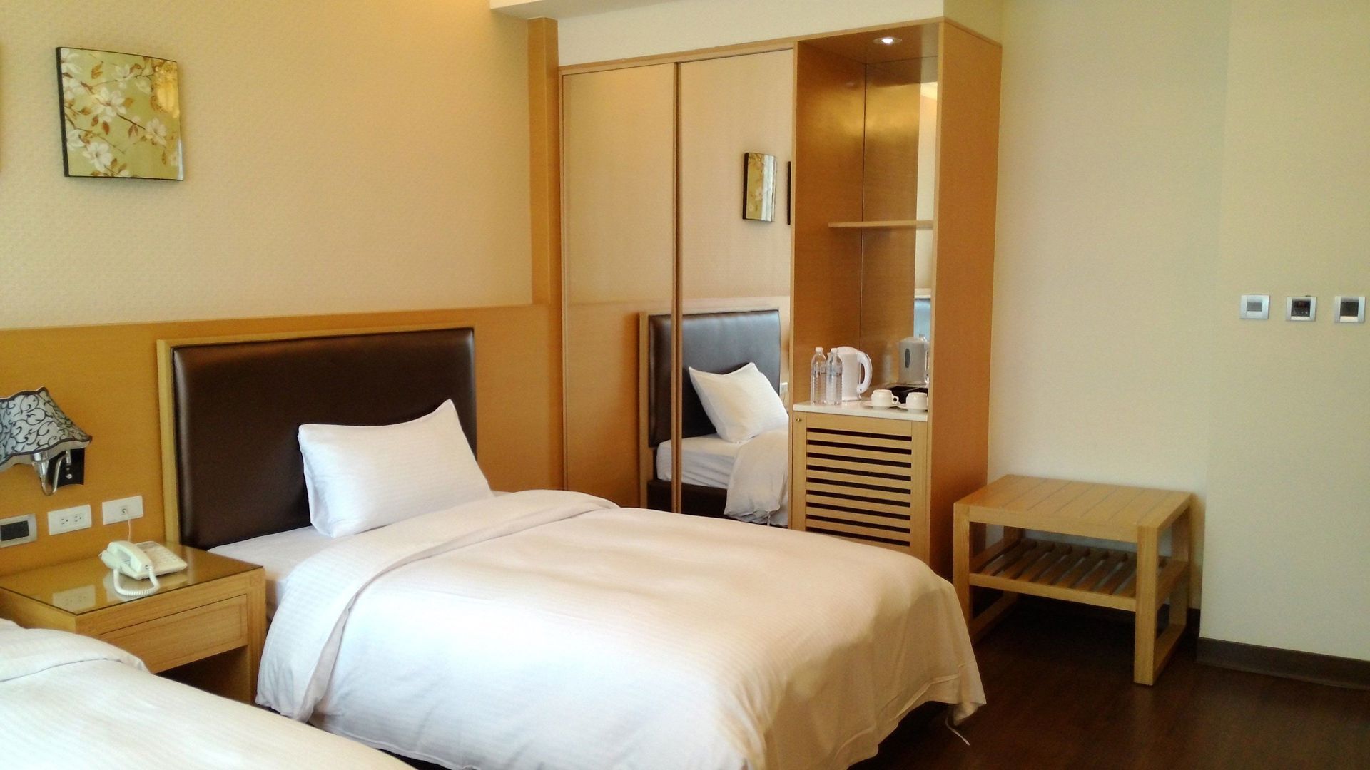 Ropa de cama de alta calidad y caja de seguridad en la habitación 