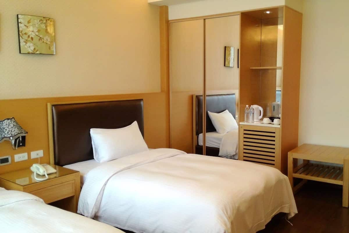 Premium bedding, in-room safe, desk, soundproofing