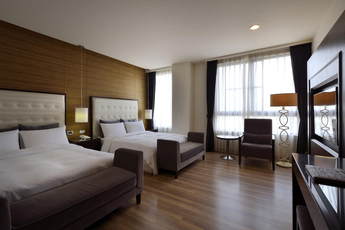 family room | premium bedding, in-room safe, desk, soundproofing