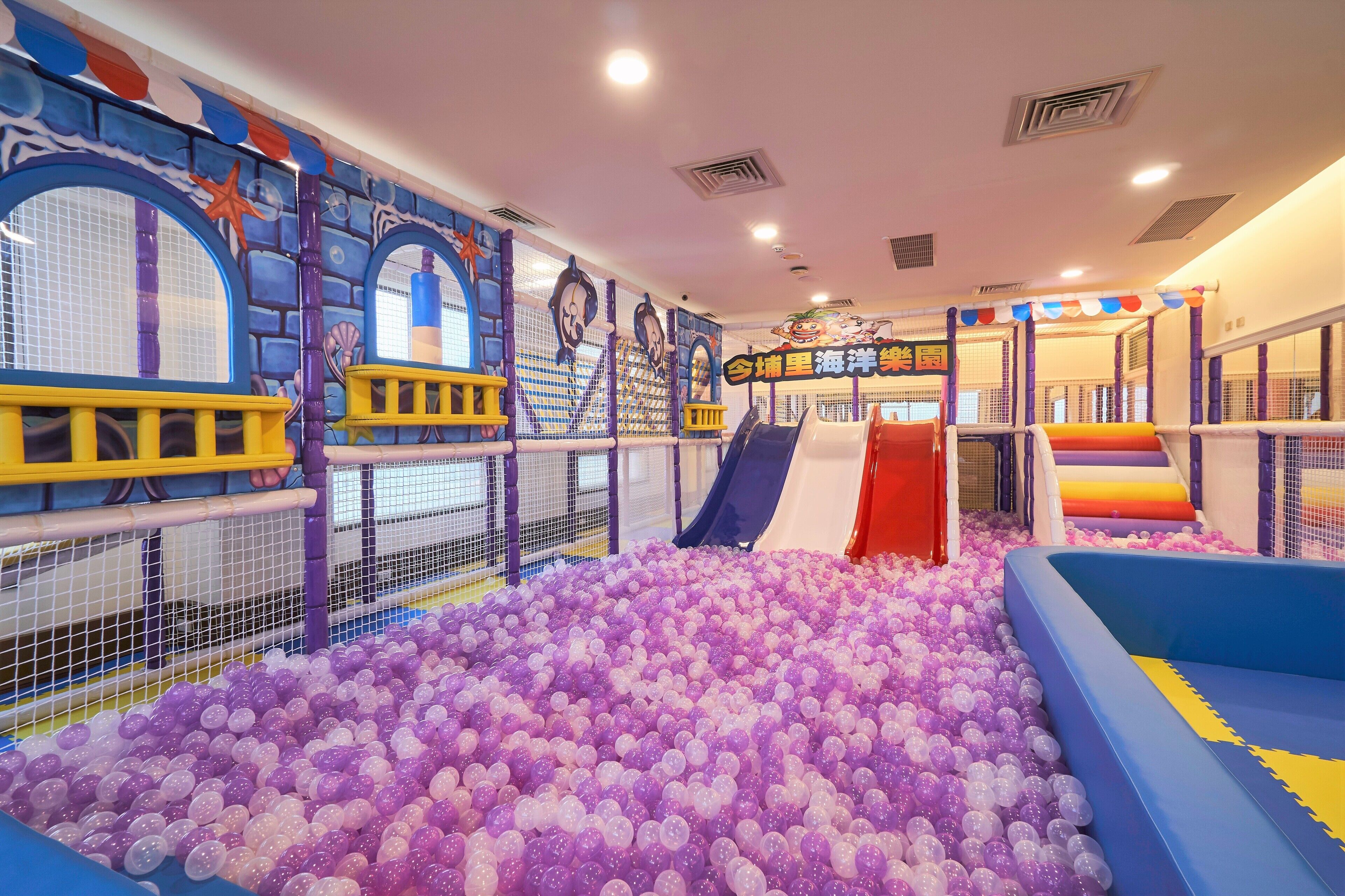 Área de juegos infantiles techada