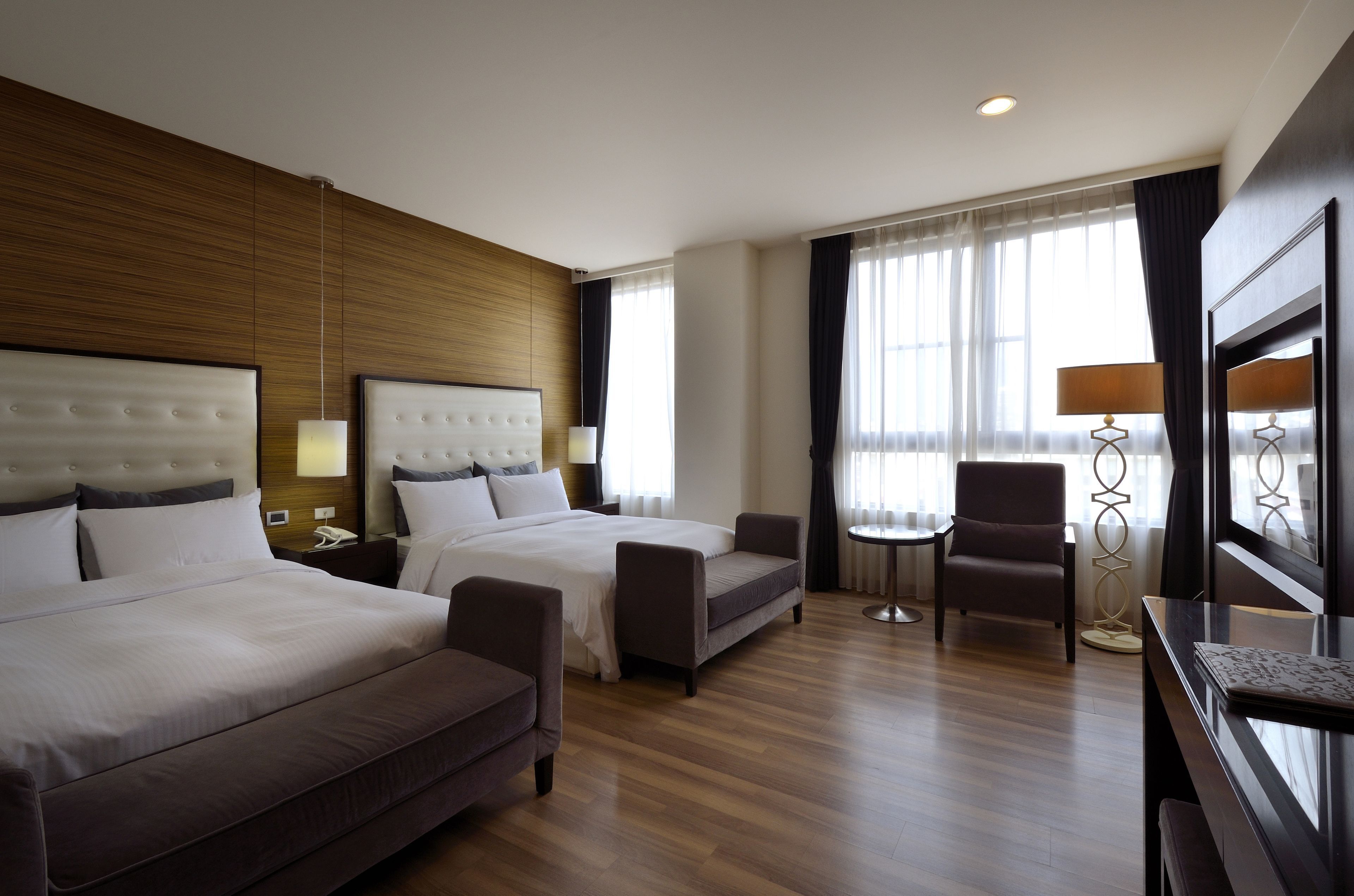 Ropa de cama de alta calidad y caja de seguridad en la habitación 