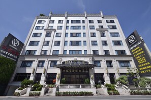 المنطقة المحيطة بالمنشأة