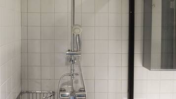 Shower, rainfall showerhead, free toiletries, hair dryer