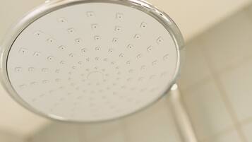 Chambre Exécutive | Salle de bain | Douche, douche à « effet pluie », articles de toilette gratuits