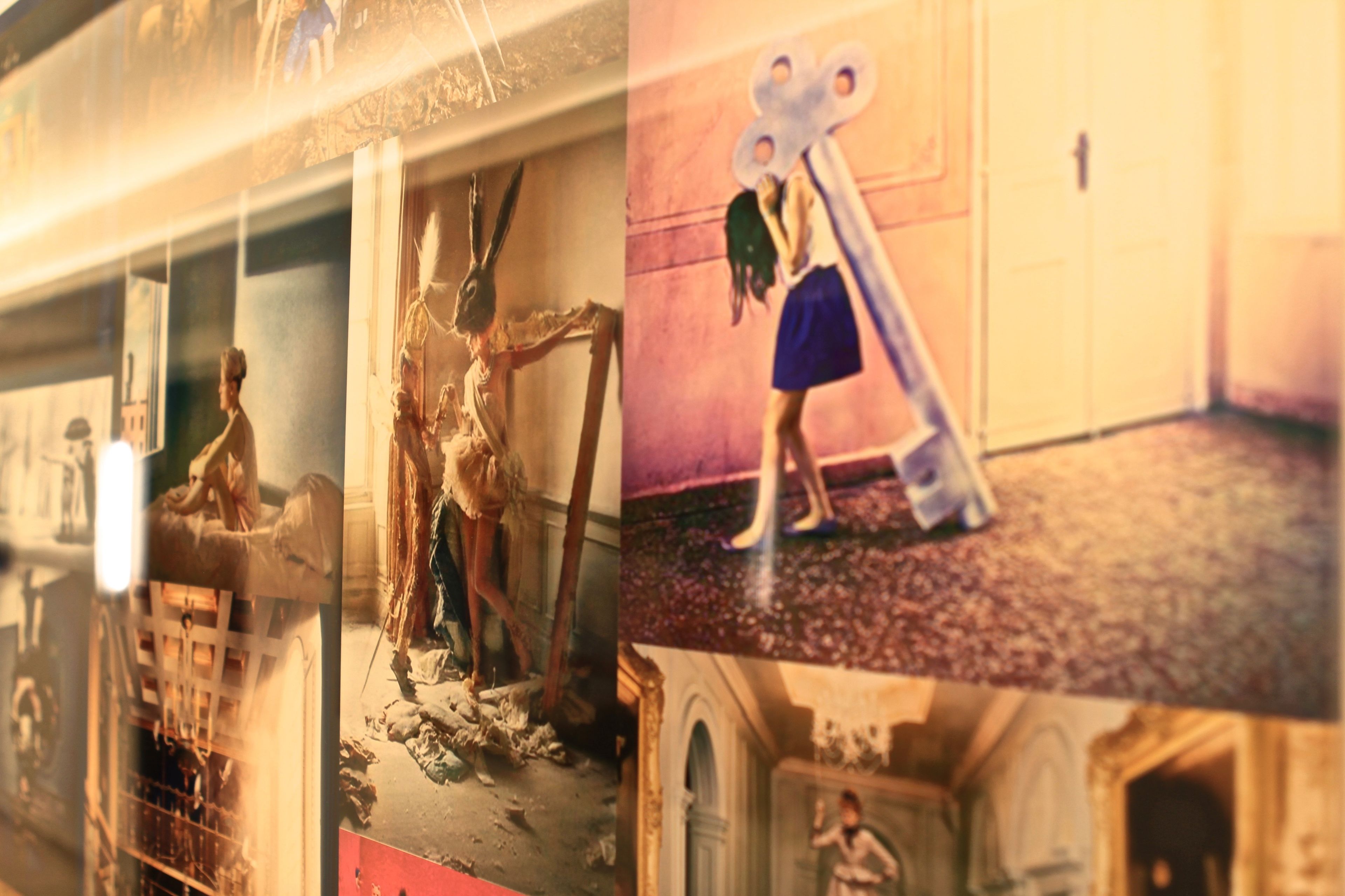 Une série de photographies illustrant différentes scènes, notamment une personne dans un décor historique, une personne tenant une grande clé et une personne se trouvant dans une pièce avec une porte.