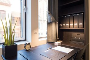Desk, soundproofing, iron/ironing board, cribs/infant beds - Getaway Leuven (Leuven)