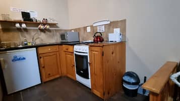 Cottage (Double) | Private kitchen | Fridge, microwave, stovetop, coffee/tea maker