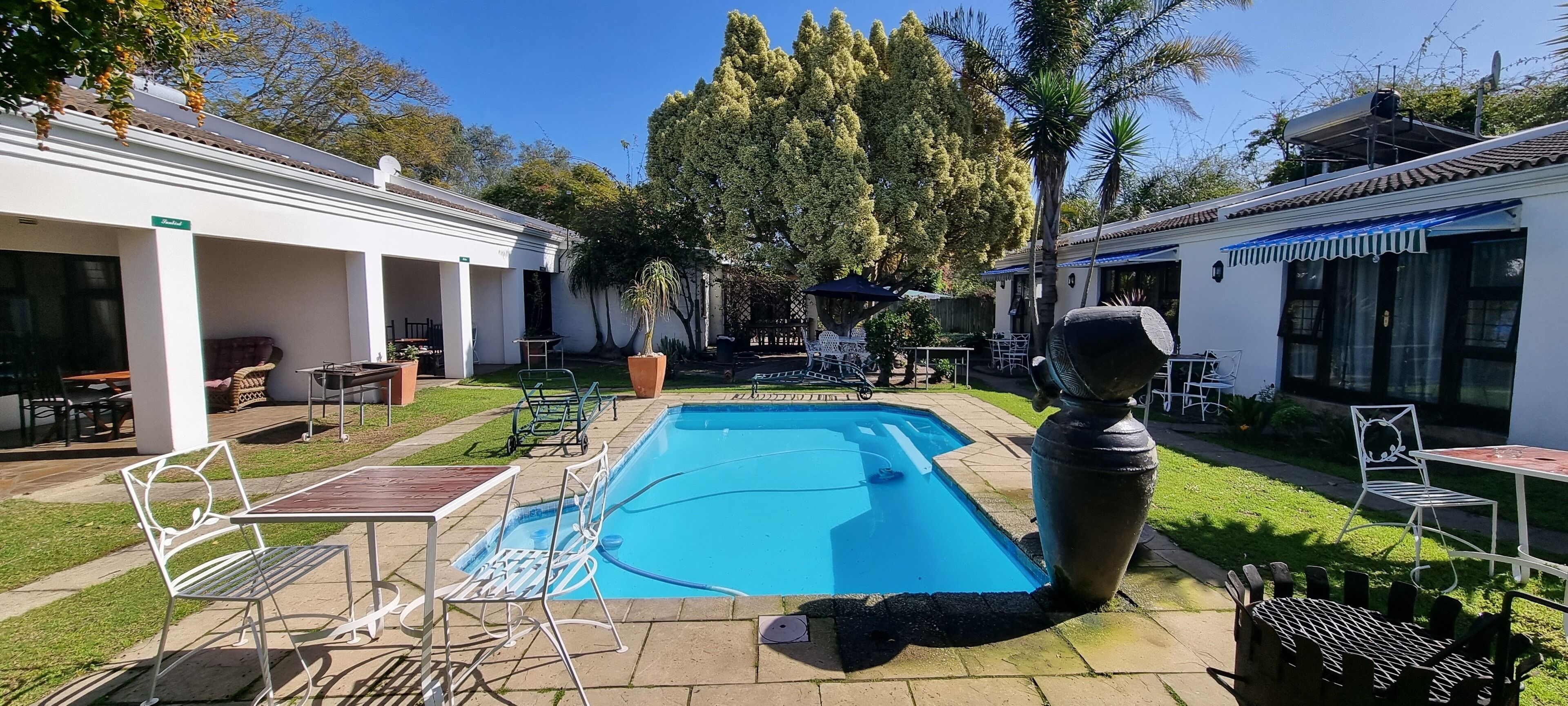 Kolam renang outdoor, dengan payung kolam renang dan kursi berjemur