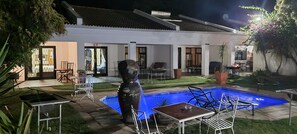 Außenpool, Sonnenschirme, Liegestühle