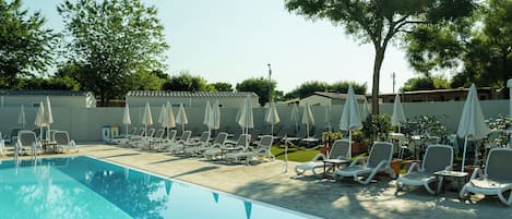 Außenpool (je nach Saison geöffnet), Sonnenschirme, Liegestühle