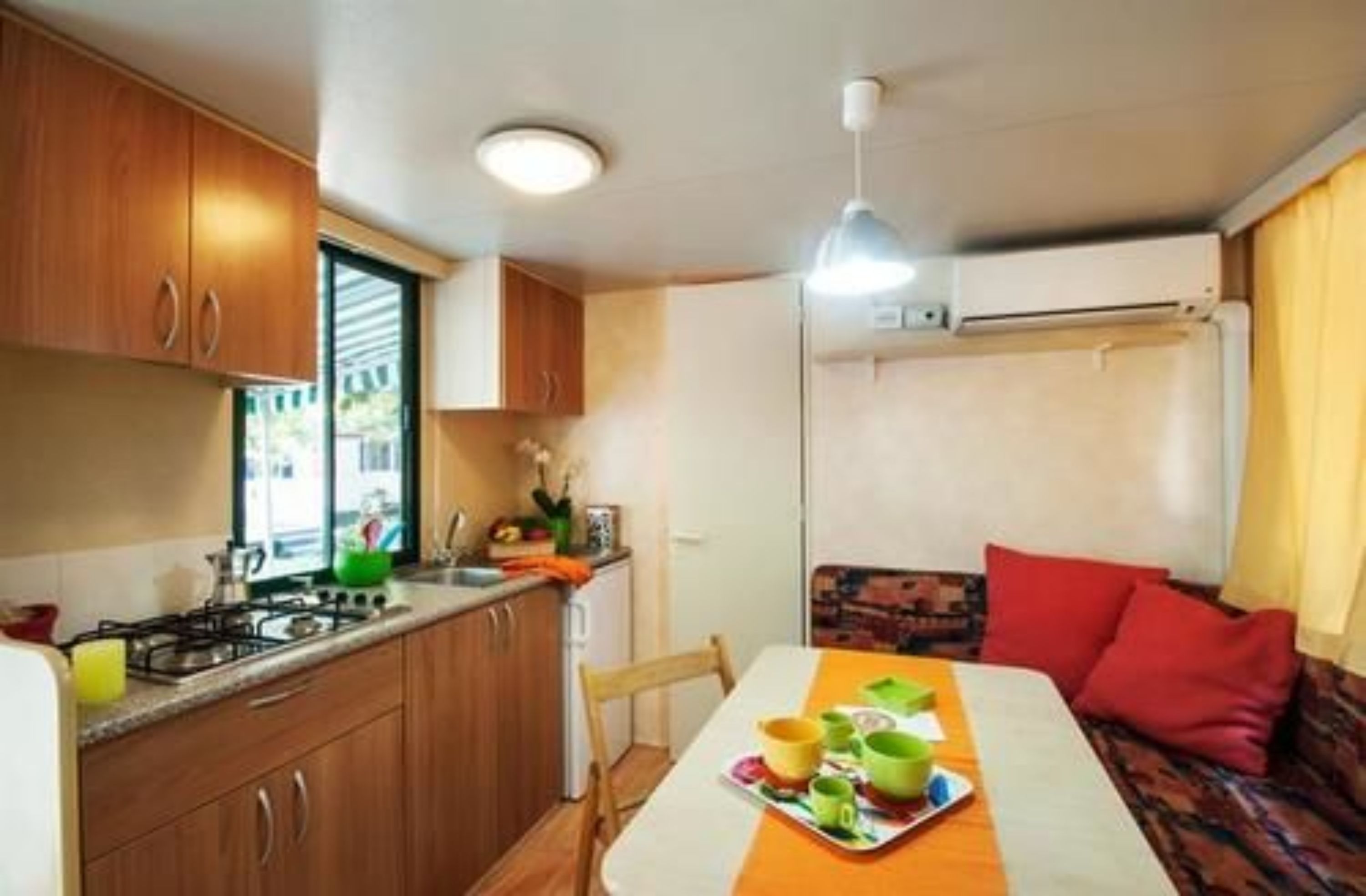 Stort kylskåp, mikrovågsugn, spishäll och espressobryggare