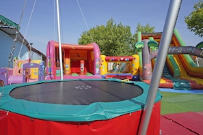 Zona de juegos infantil al aire libre