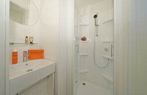 NABUCCO DELUXE S | Bathroom | Shower, rainfall showerhead, hair dryer, towels - Butterfly Camping Village (Peschiera del Garda)