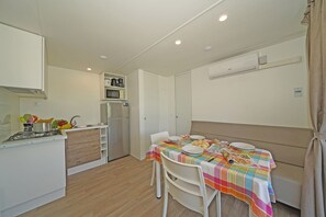 NABUCCO DELUXE S | Eget kök | Stort kylskåp, mikrovågsugn, spishäll och espressobryggare