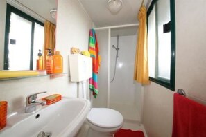 Shower, rainfall showerhead, hair dryer, towels - Butterfly Camping Village (Peschiera del Garda)