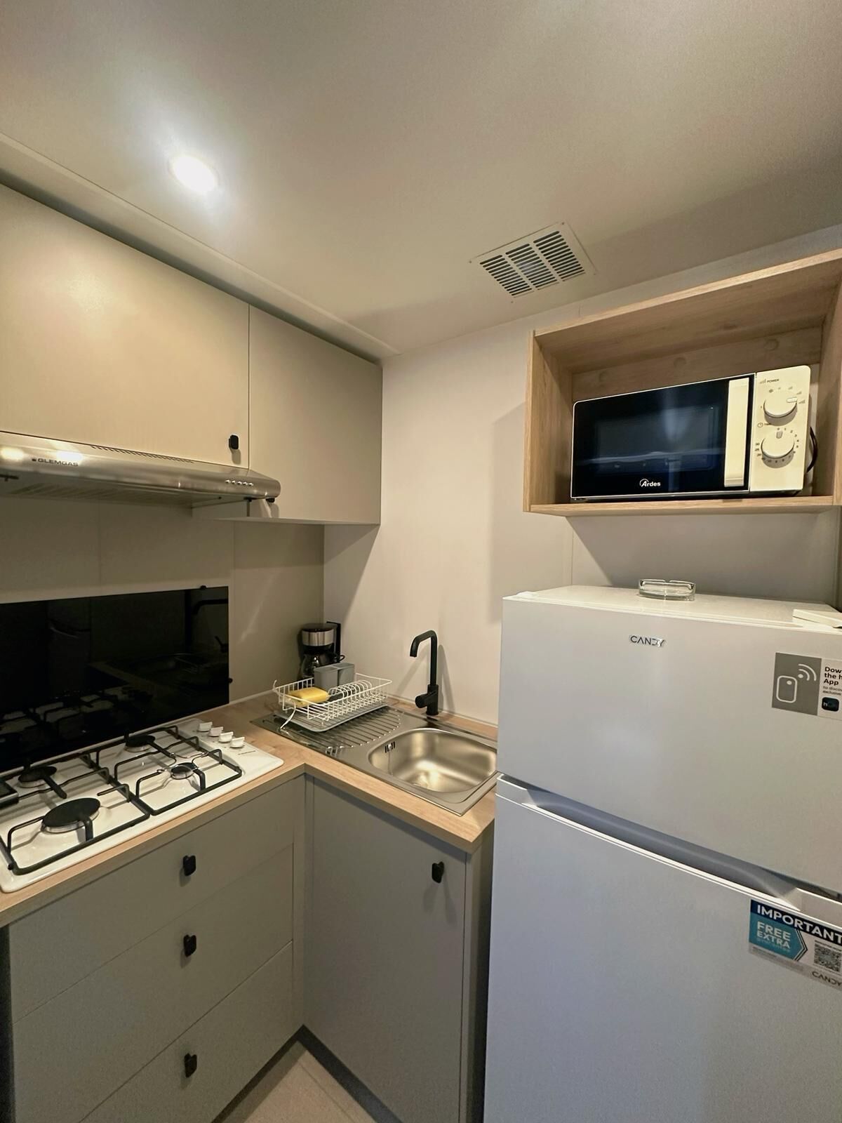 TOSCA DELUXE S | Eget kök | Stort kylskåp, mikrovågsugn, spishäll och espressobryggare