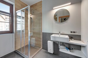 Appartement, balcon, en bord de plage | Salle de bain | Douche, sèche-cheveux, serviettes fournies