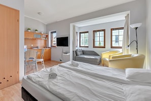 Apartment, 1 Doppelbett und Schlafsofa, am Strand (for 3 people) | Bügeleisen/Bügelbrett, Babybetten, kostenloses WLAN, Bettwäsche