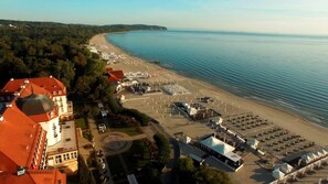 Playa en los alrededores y playa de arena blanca 