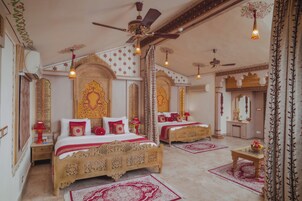 Quarto família | Roupas de cama premium, frigobar, cofres nos quartos, escrivaninha