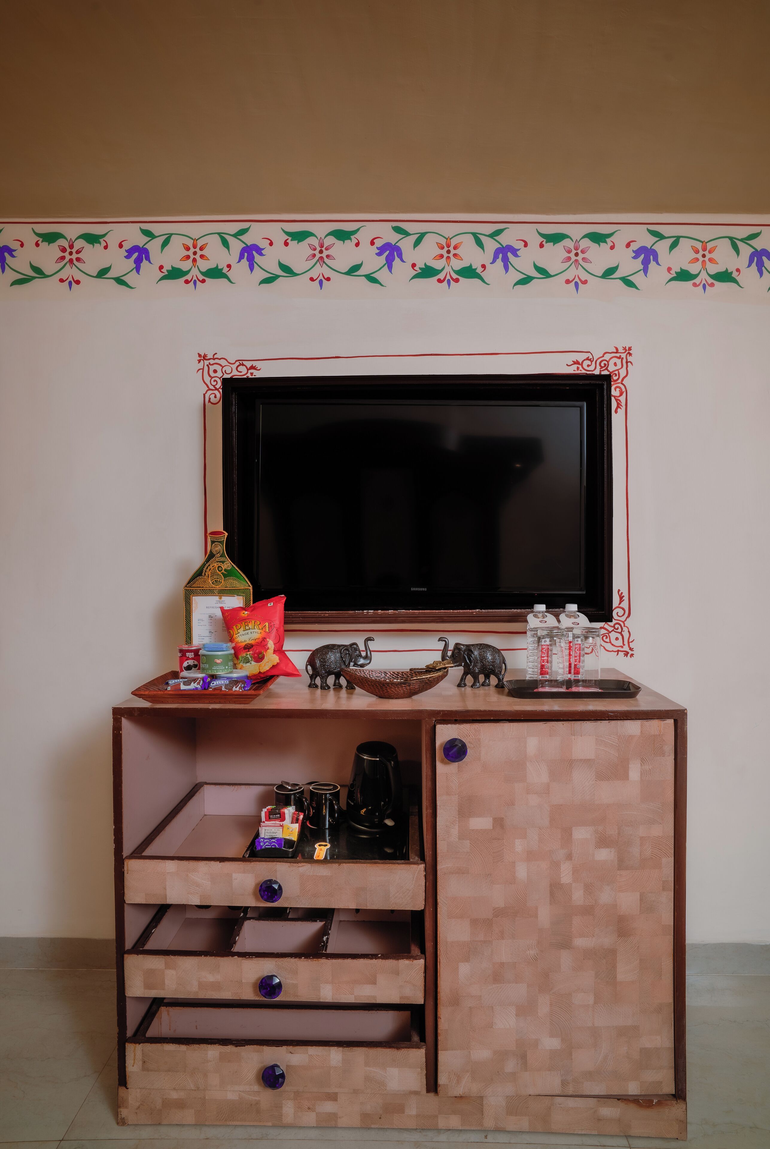 Ein Holz-Multimöbel mit Fernseher, Dekoration und Staufächern.