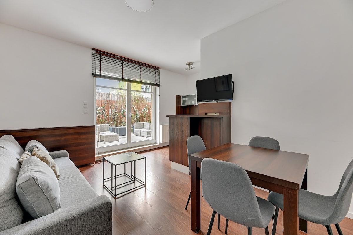 City-Apartment, 1 Schlafzimmer, Balkon (4 adults) | Laptopgeeigneter Arbeitsplatz, Bügeleisen/Bügelbrett, Babybetten