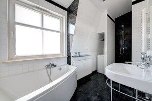 Grand Apartment, 1 Bedroom, Balcony, Courtyard View | Bathroom - Dom & House - Apartments Parkur (Sopot)