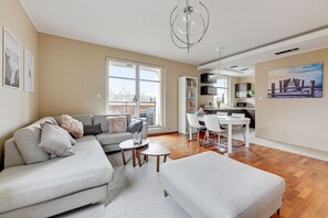 Comfort appartement, 2 slaapkamers, balkon (4 adults) | Woonkamer | Een 40-inch ledtelevisie met kabelzenders en televisie