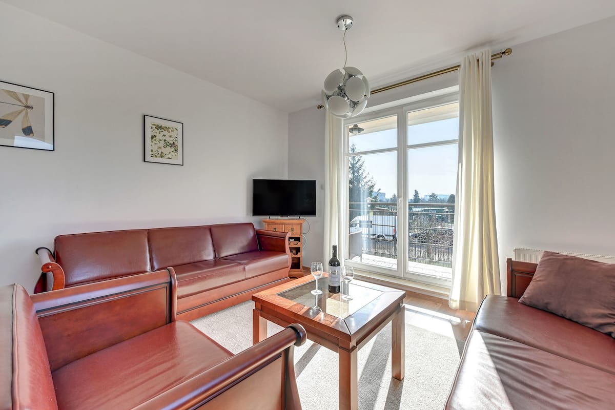 Familienapartment, 1 Schlafzimmer, Balkon | Wohnzimmer | 40-Zoll-LED-Fernseher mit Kabelempfang, Fernseher