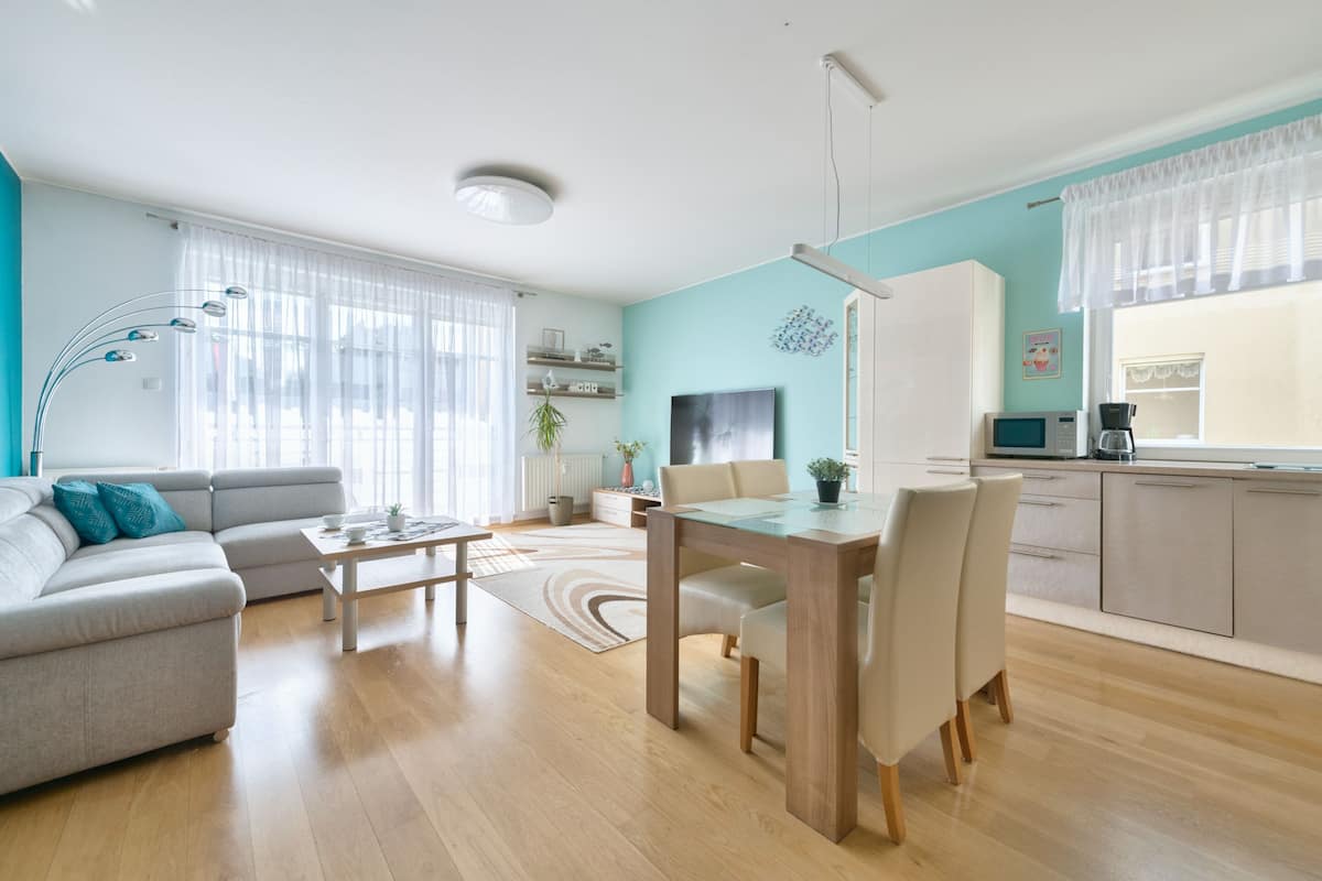 Superior-Apartment, 1 Schlafzimmer, Balkon (4 adults) | Laptopgeeigneter Arbeitsplatz, Bügeleisen/Bügelbrett, Babybetten