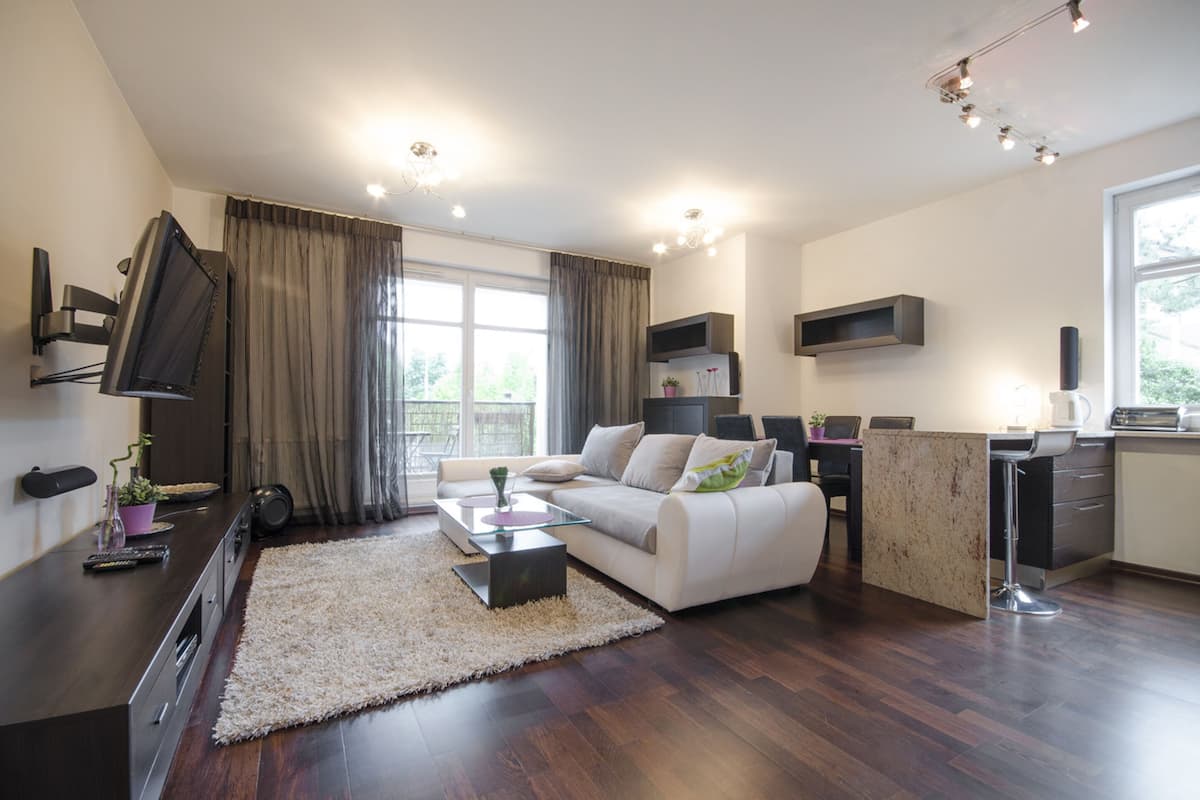 Deluxe-Apartment, 1 Schlafzimmer, Balkon (4 adults) | Wohnzimmer | 40-Zoll-LED-Fernseher mit Kabelempfang, Fernseher