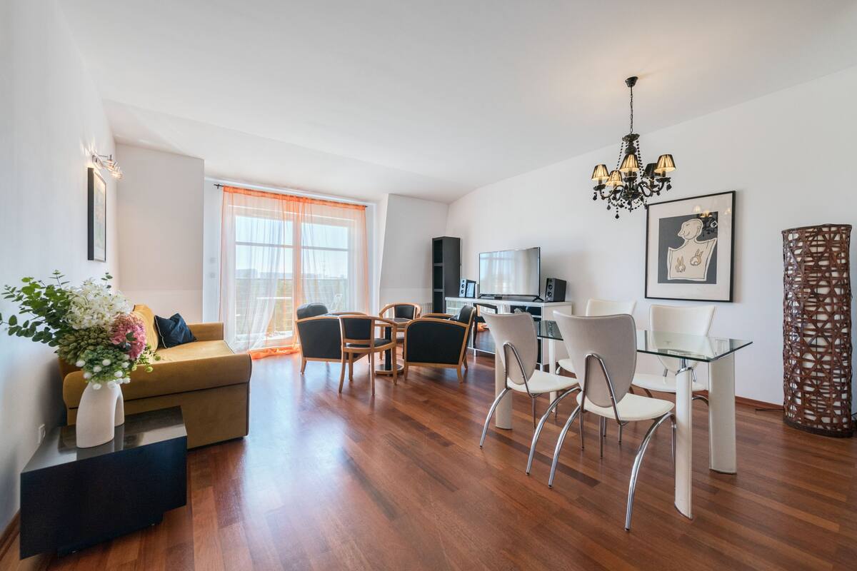Grand-Apartment, 1 Schlafzimmer, Balkon, Blick auf den Innenhof | Wohnzimmer | 40-Zoll-LED-Fernseher mit Kabelempfang, Fernseher