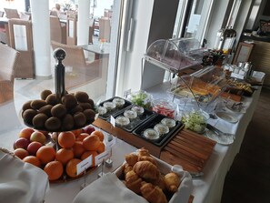 Daily cooked-to-order breakfast for a fee