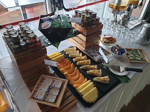 بوفيه فطور يوميًا بتكلفة قدرها (11 EUR للشخص)