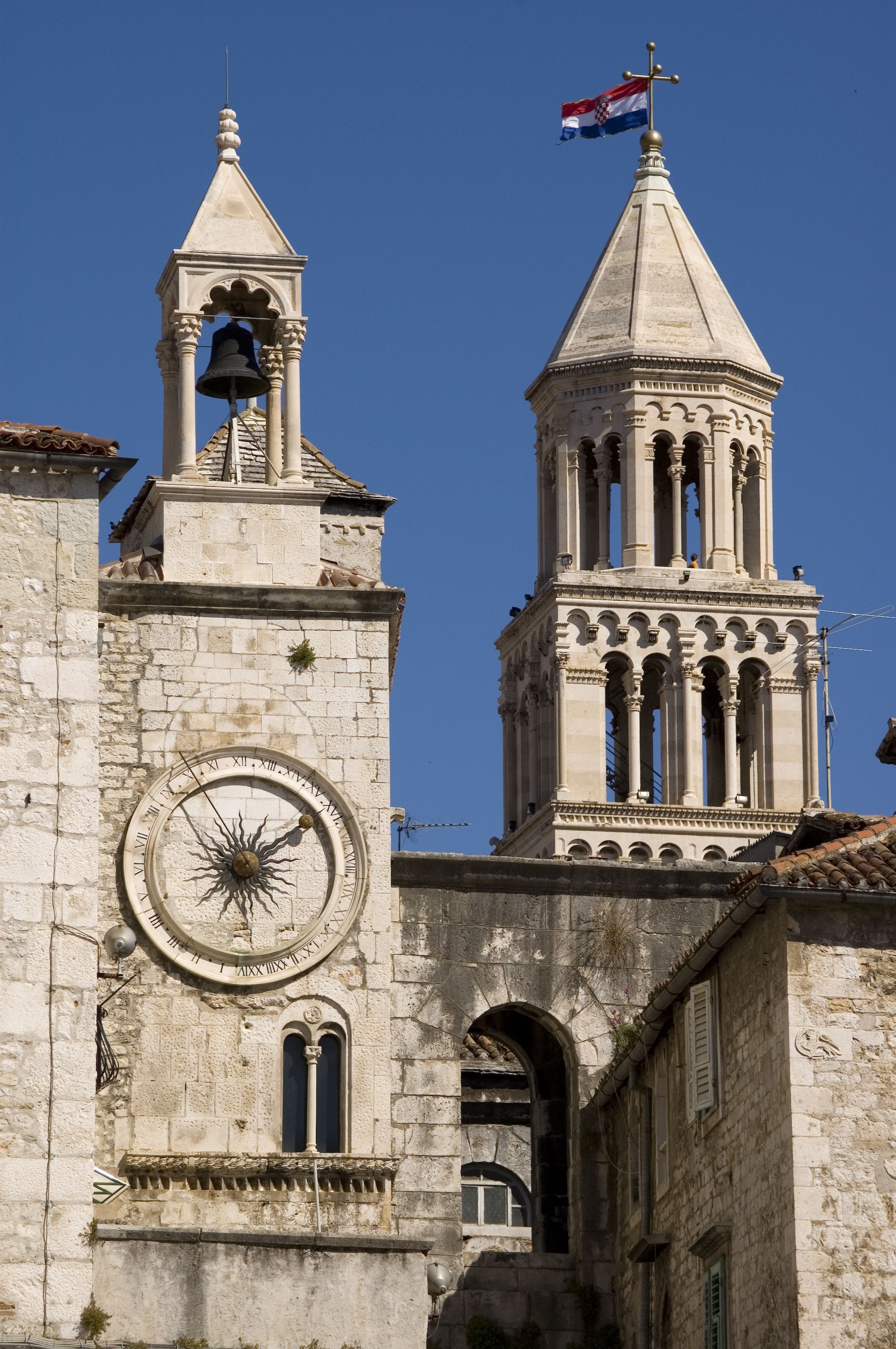 Un bâtiment historique doté d’un clocher et d’une horloge.