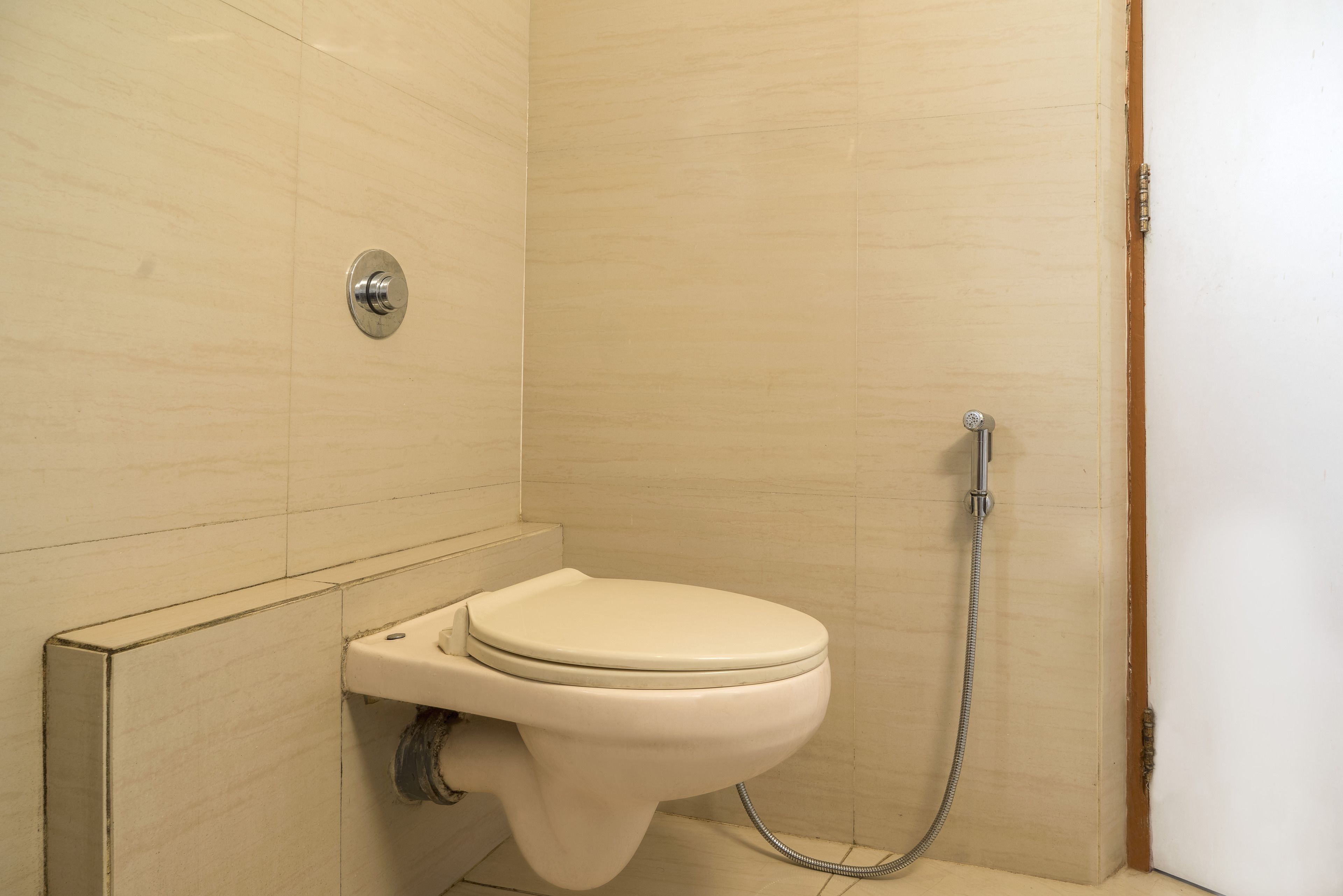 Un baño con inodoro, ducha y lavamanos.