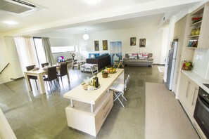 Departamento, planta baja | Cocina privada | Refrigerador, microondas, parrilla de estufa y lavavajillas