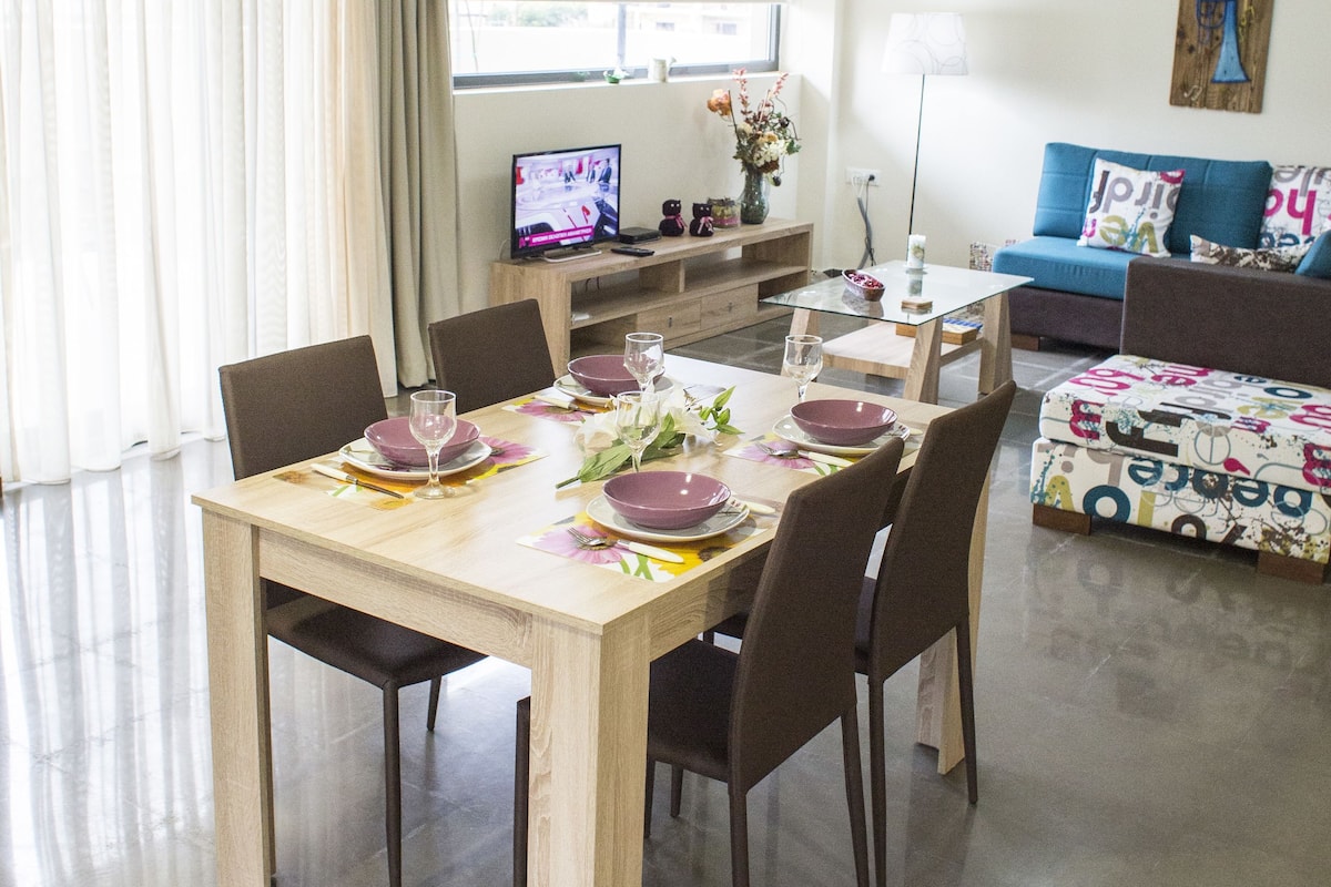 Appartement, op benedenverdieping | Woonruimte | Een flatscreentelevisie