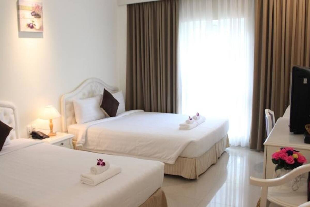 Deluxe Twin Room | Minibar, in-room safe, desk, free WiFi