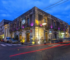 住宿正面 - 傍晚/夜晚