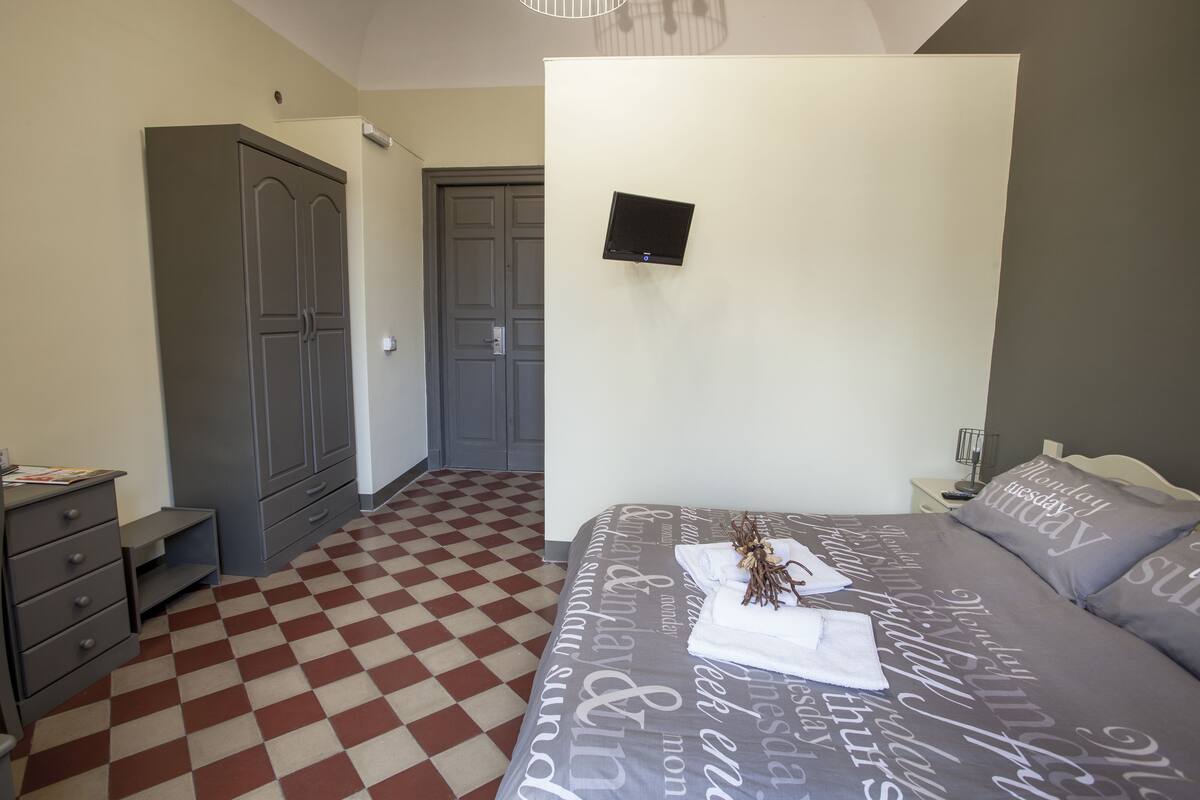 Minibar, in-room safe, desk, free cots/infant beds