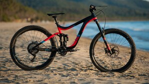 A mountain bike on a sandy beach with a mountainous backdrop. - Sicilia Etna Mare (Riposto)
